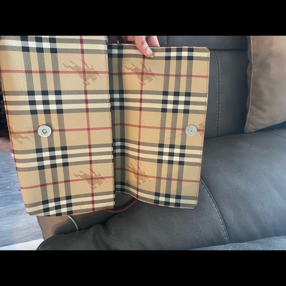 Authentic Burberry bag. Excellent condition. - Picture 5 of 6